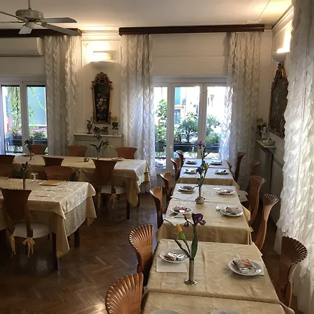 Claridge מלון 2*
